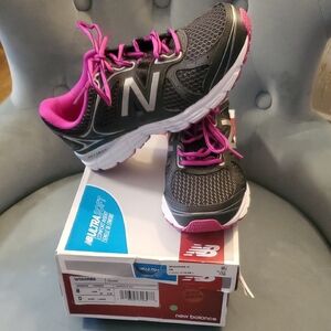 Sz 8 Wide New Balance Black and Pink Lace-Up Sneakers